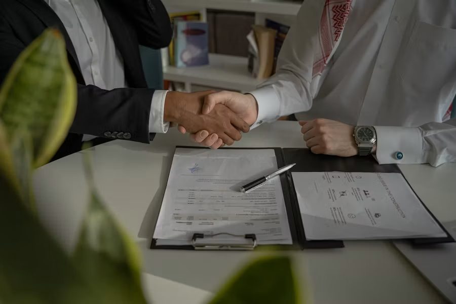 Poignée de main lors de la signature d'un contrat commercial